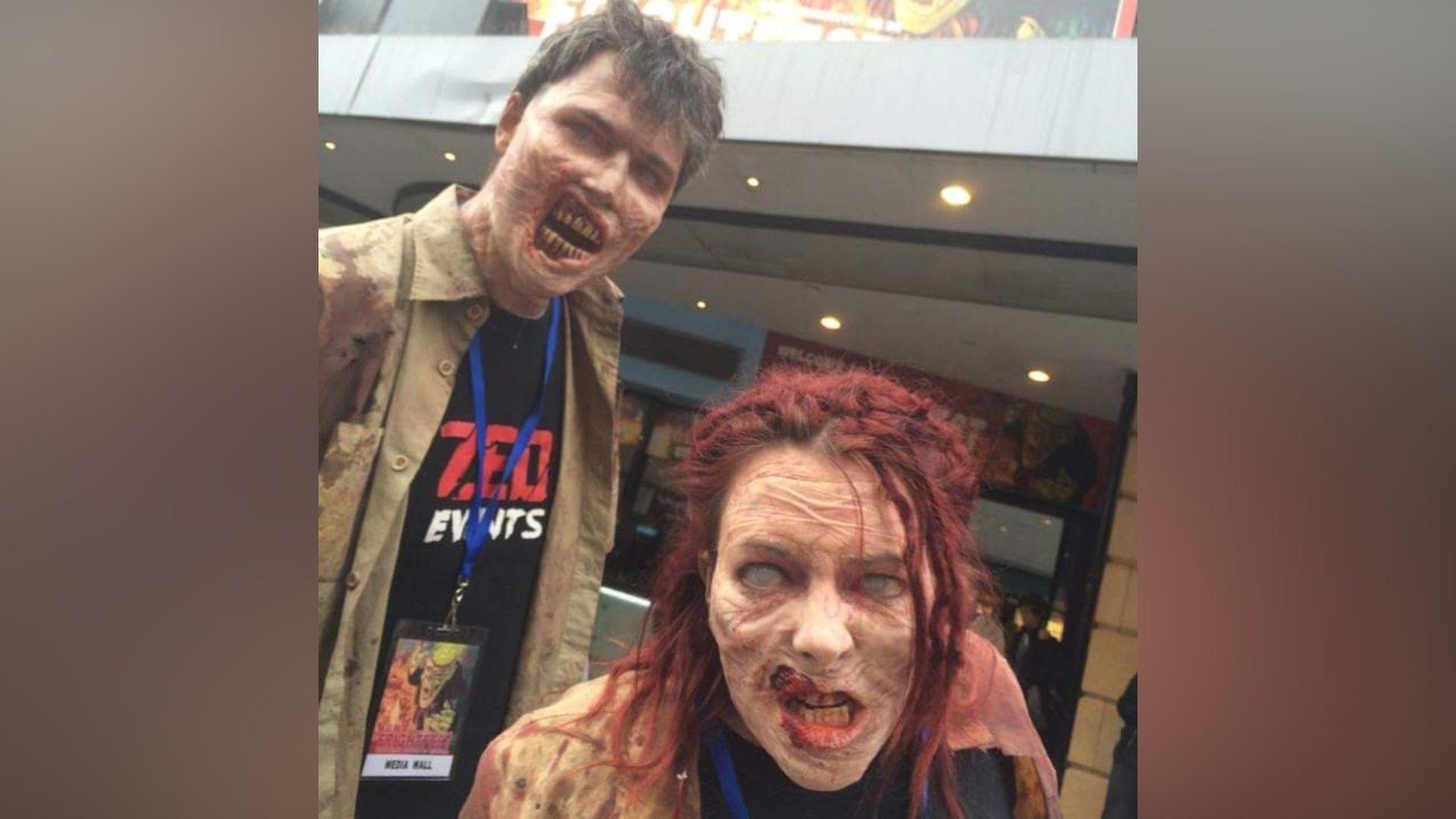 Stiven Uden i Adel Overton obučeni kao zombiji