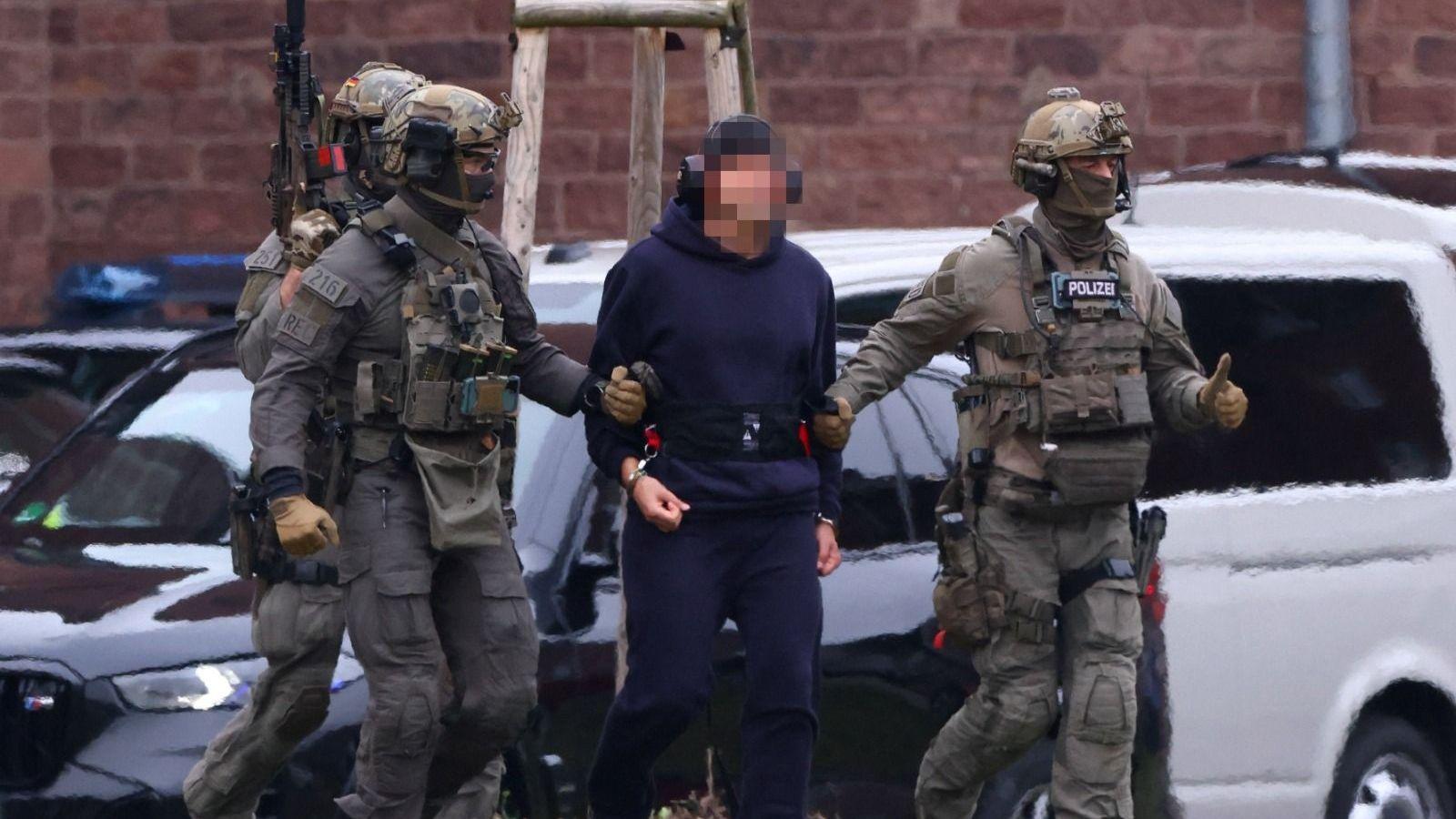 Policija uvodi Sergeja K. u helikopter posle ročišta sa nemačkim federalnim javnim tužiocem