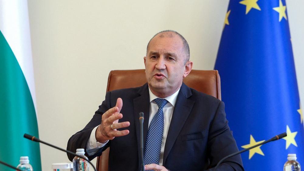 Rumen Radev u odelu sedi 