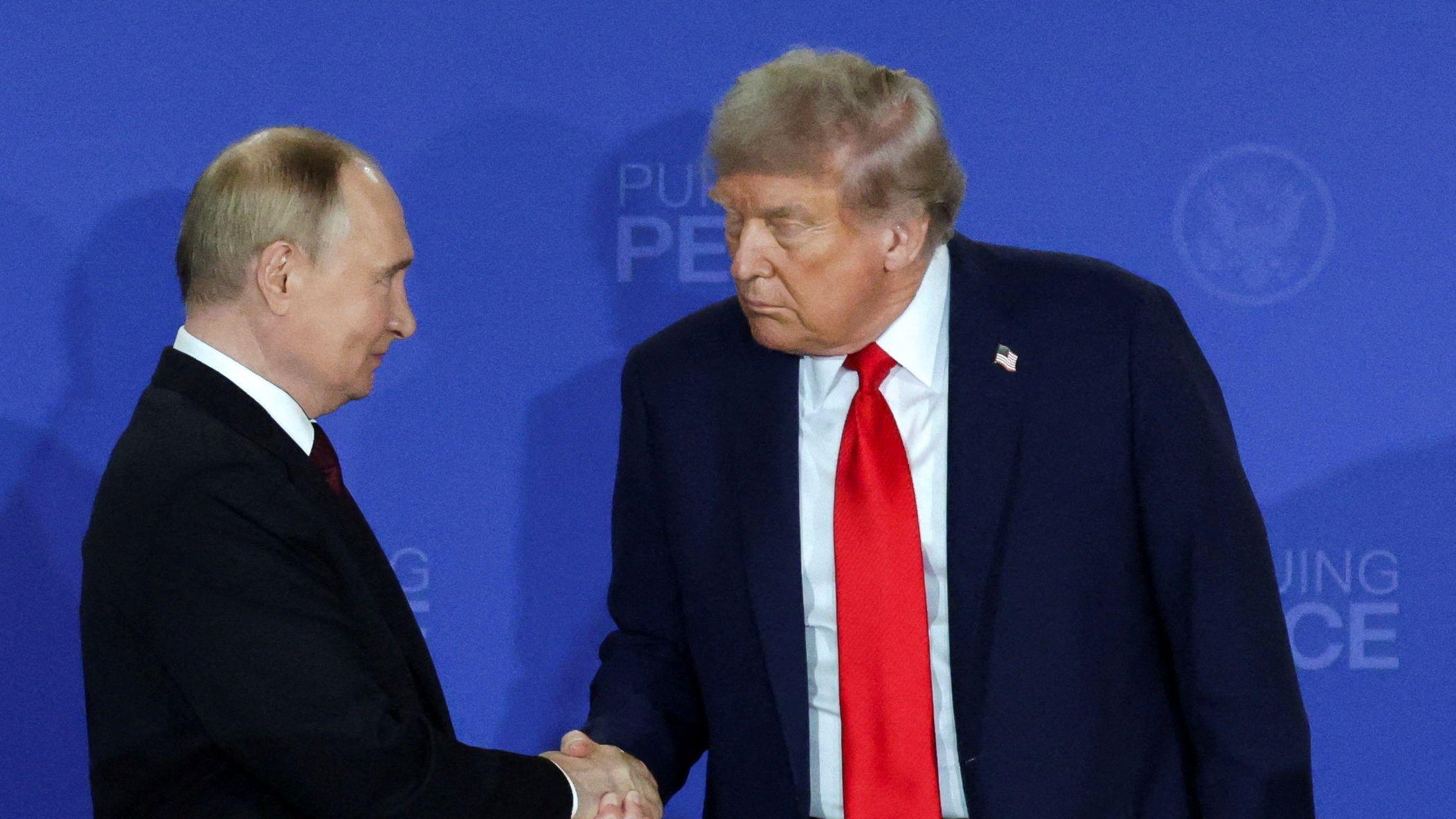 putin i tramp se rukuju