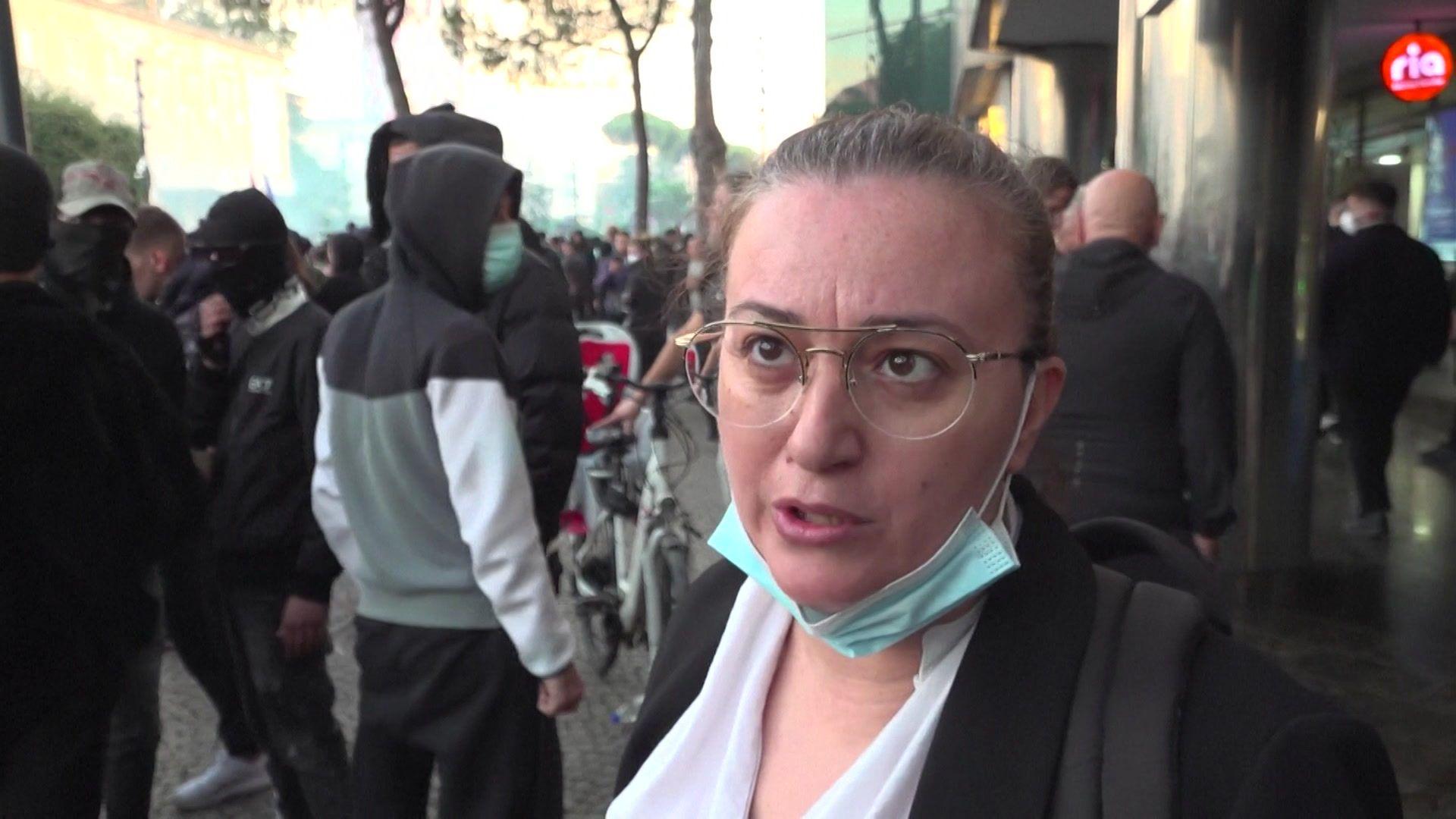 devojka na protestu u Albaniji