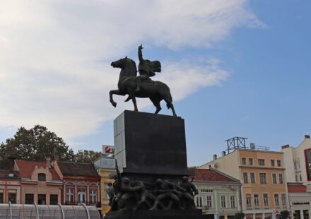 Restauracija spomenika u Nišu: Ne zna se da li je "ofarban" ili vraćen u originalnu boju, a košta tri puta više od beogradskog "Kneza" 1