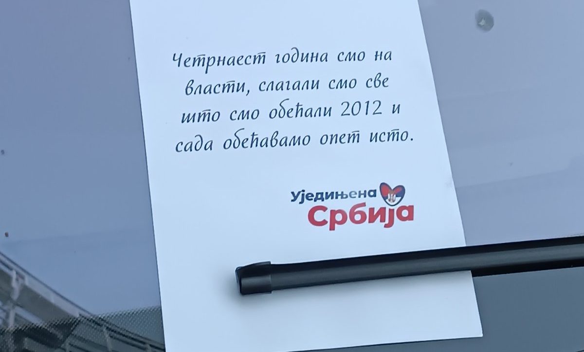 Veliki baner "Srbija pobeđuje" na Bulevaru oslobođenja u Novom Sadu preliven crvenom farbom 3 Veliki baner "Srbija pobeđuje" na Bulevaru oslobođenja u Novom Sadu preliven crvenom farbom 3