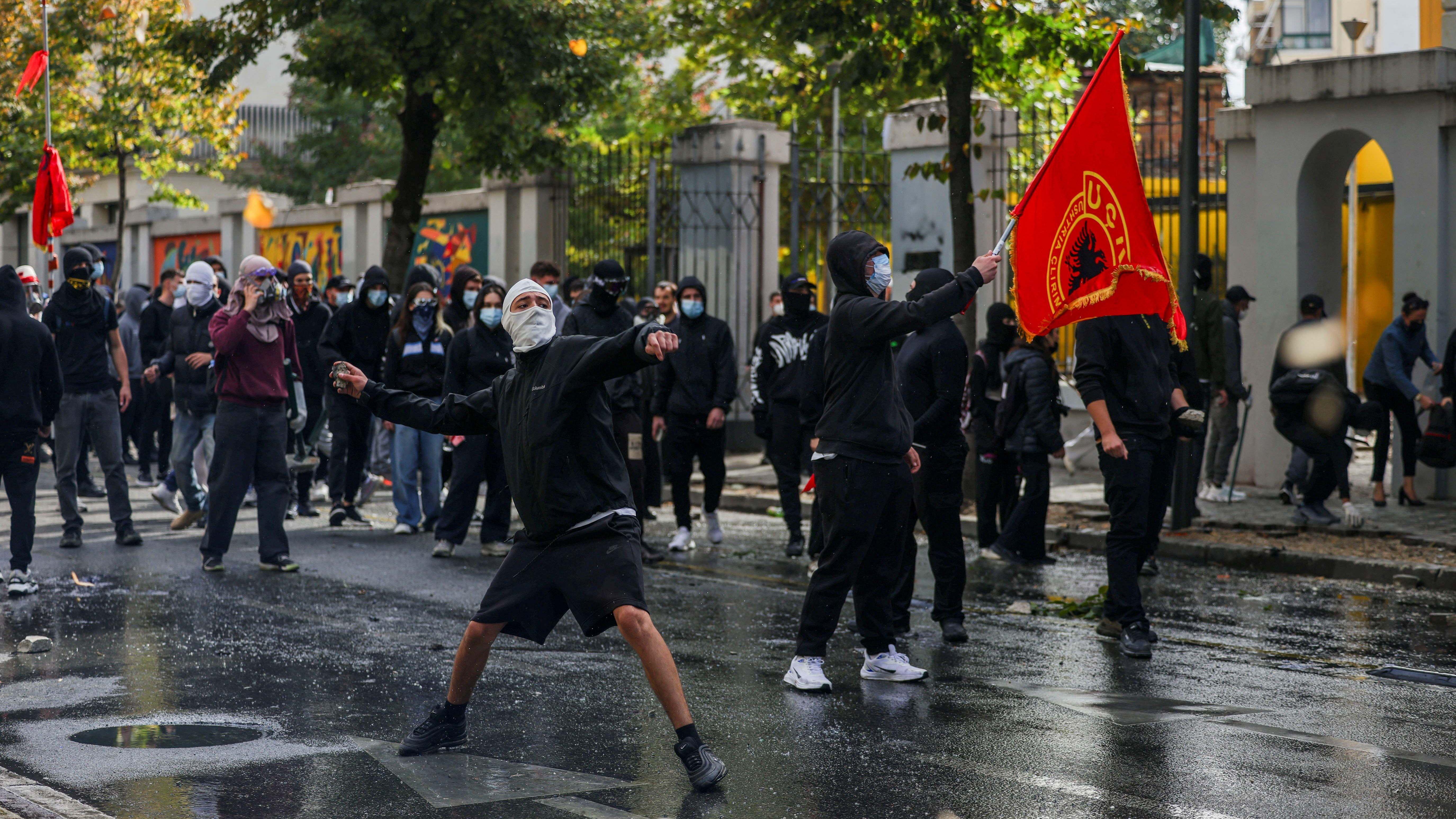 Demonstranti sa zastavom Oslobodilačke vojske Kosova (OVK)