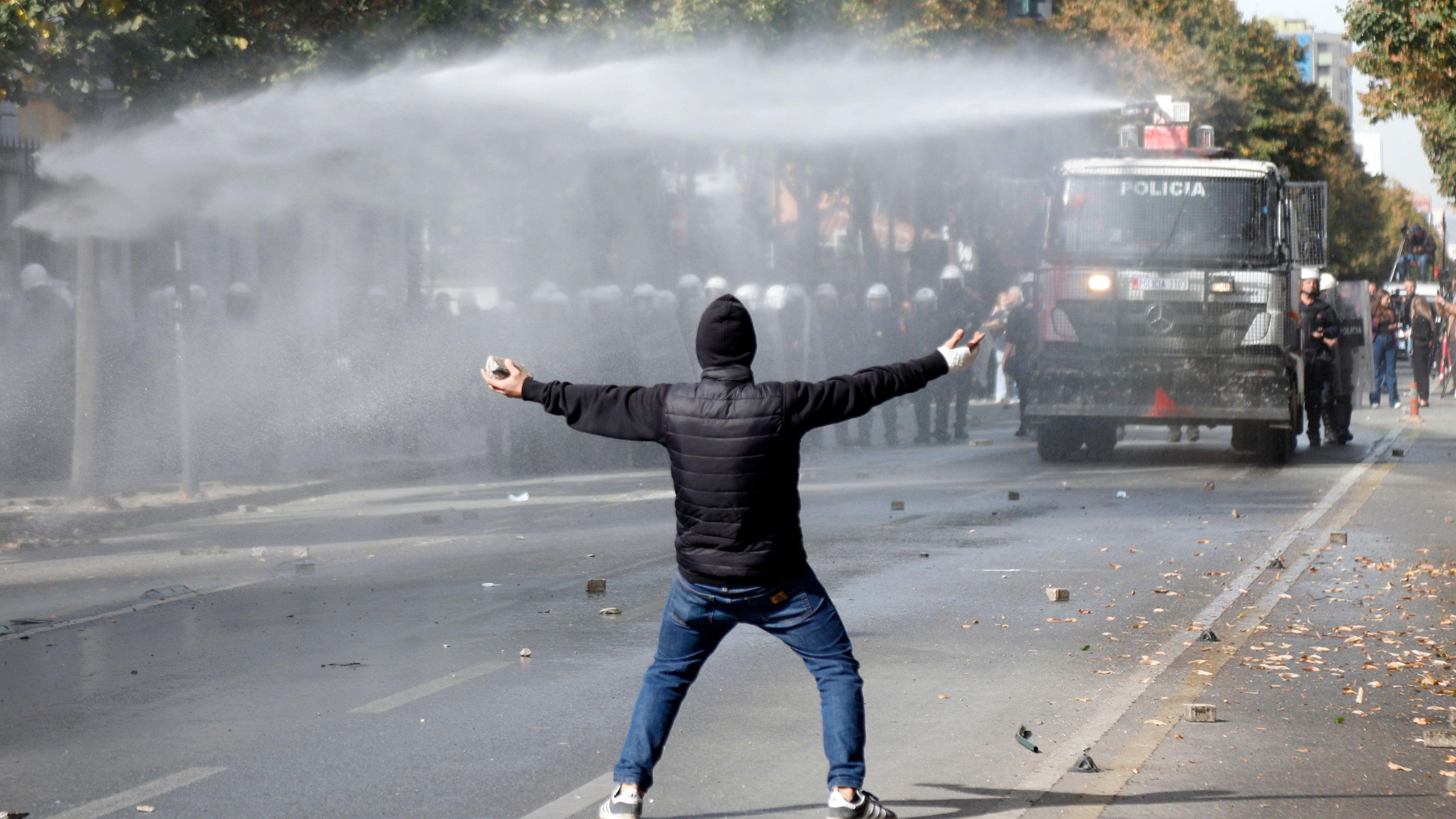 Demonstrant i vodeni top