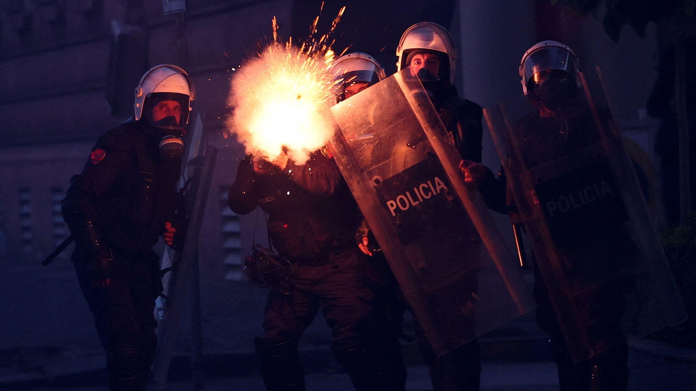 Policija ispaljuje suzavac