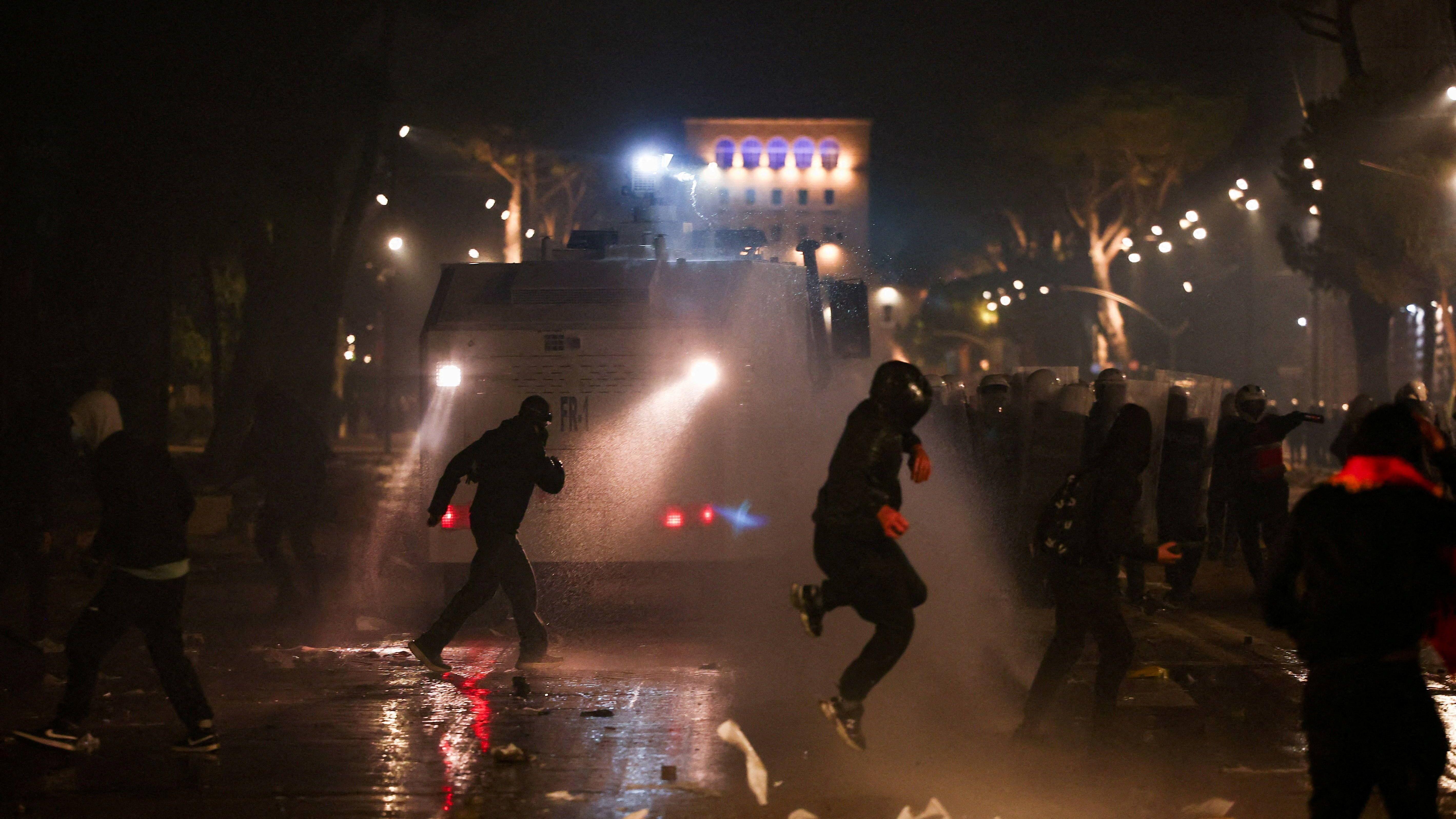 Policija je koristila vodene topove za suzbijanje demonstracija