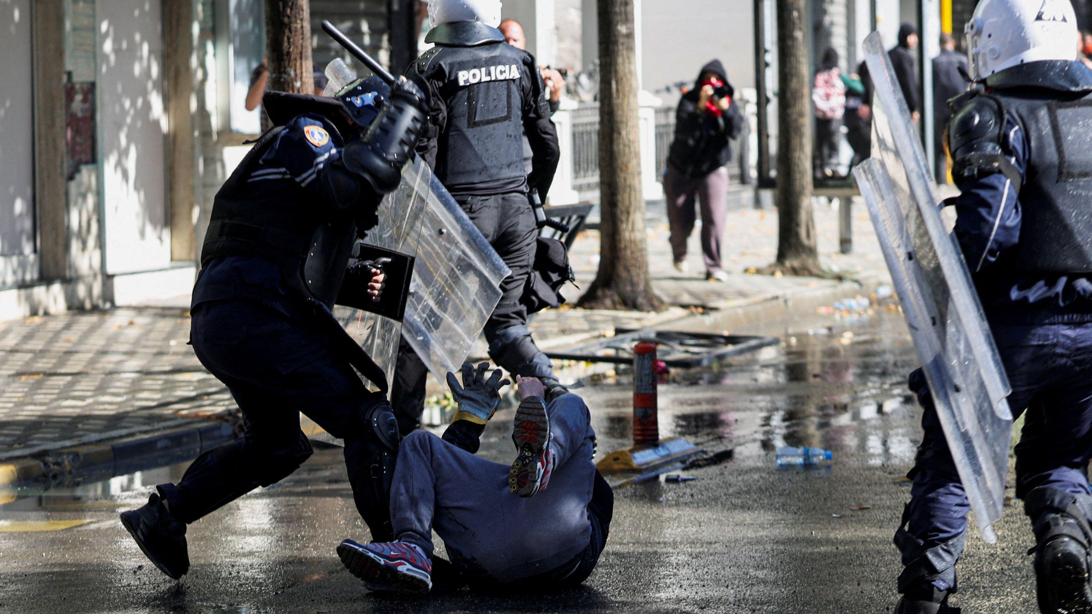 Policajac u sukobu sa demonstrantom