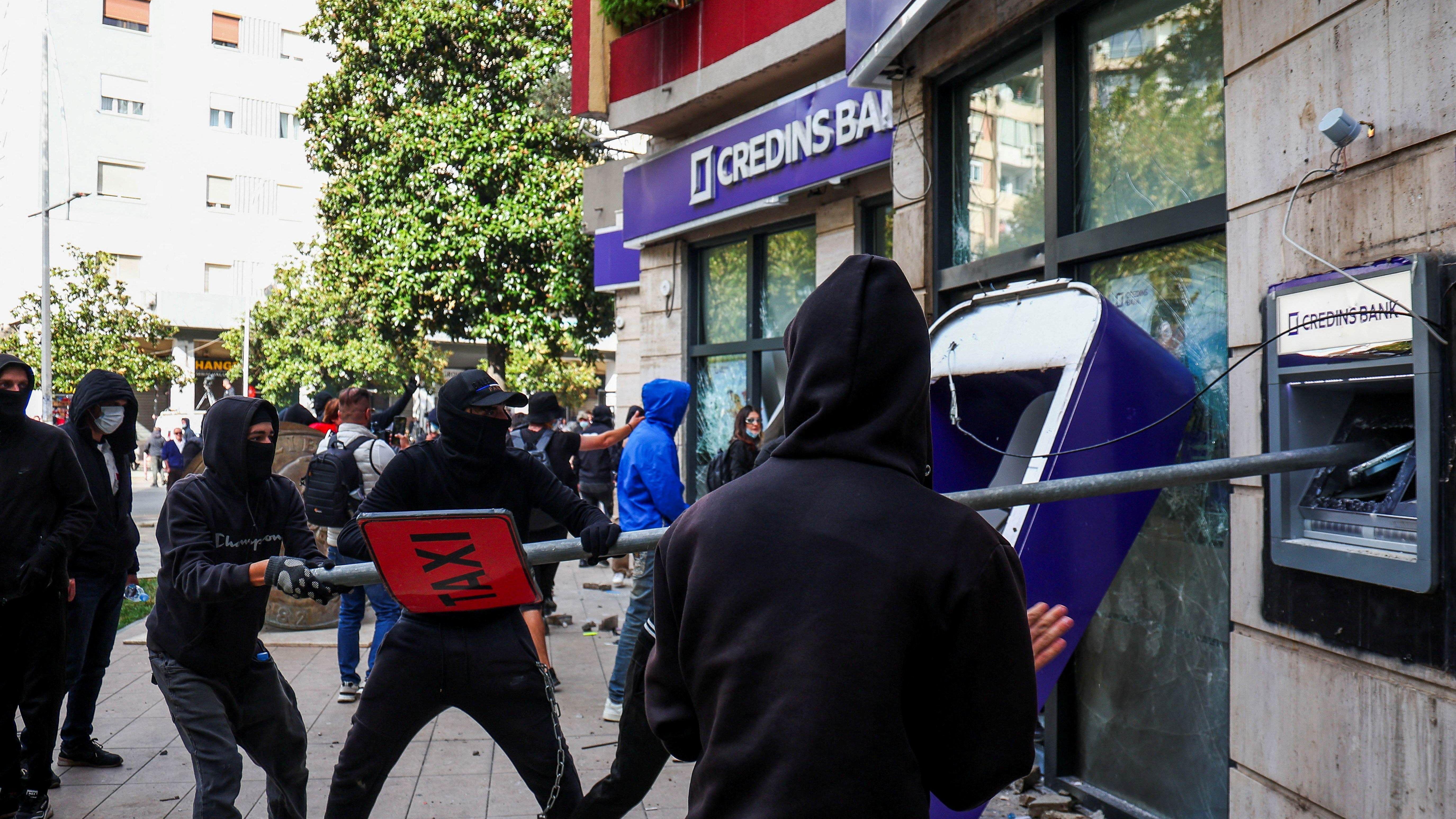 Razbijanje bankomata u Tirani