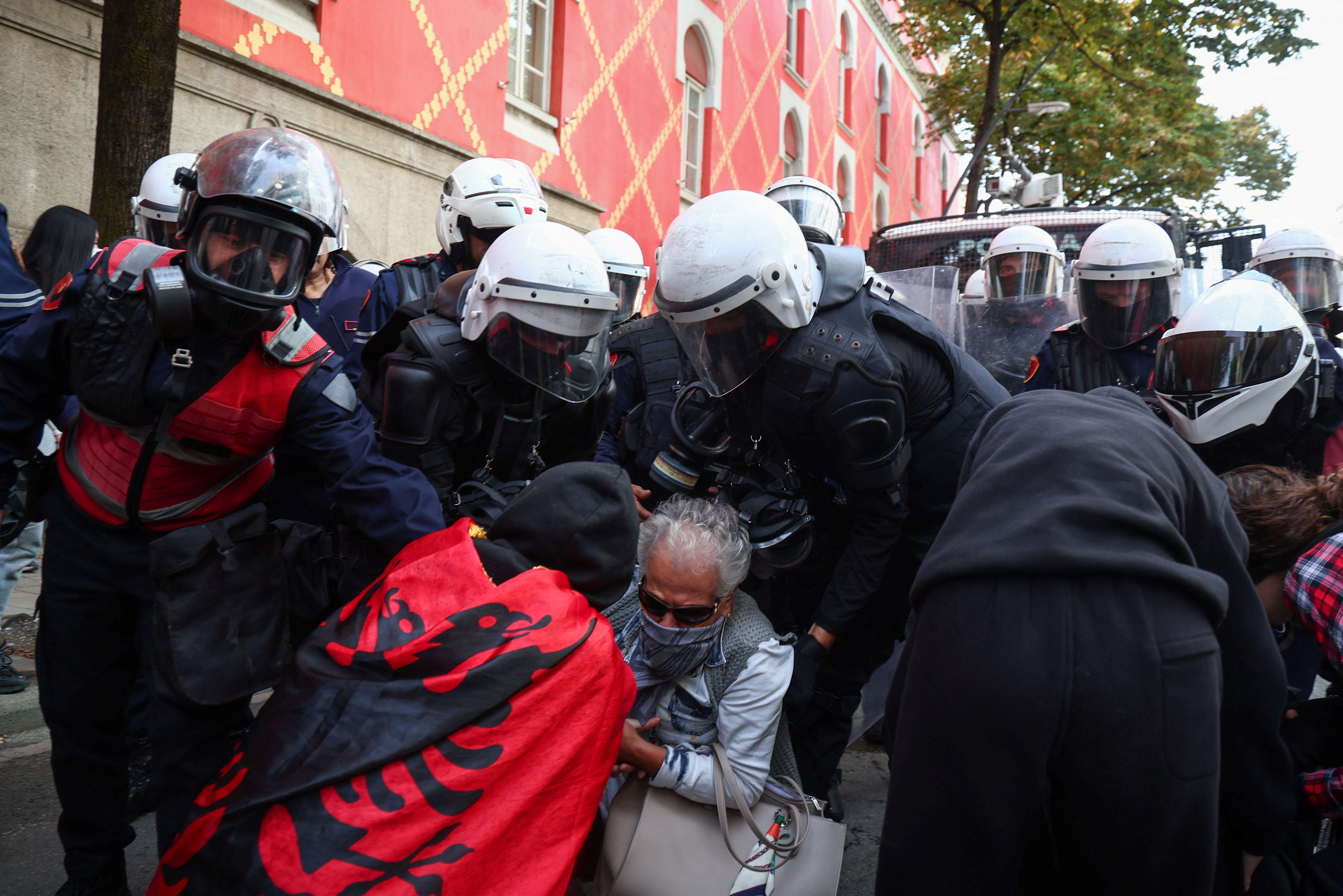 Policija uklanja demonstrante sa ulice