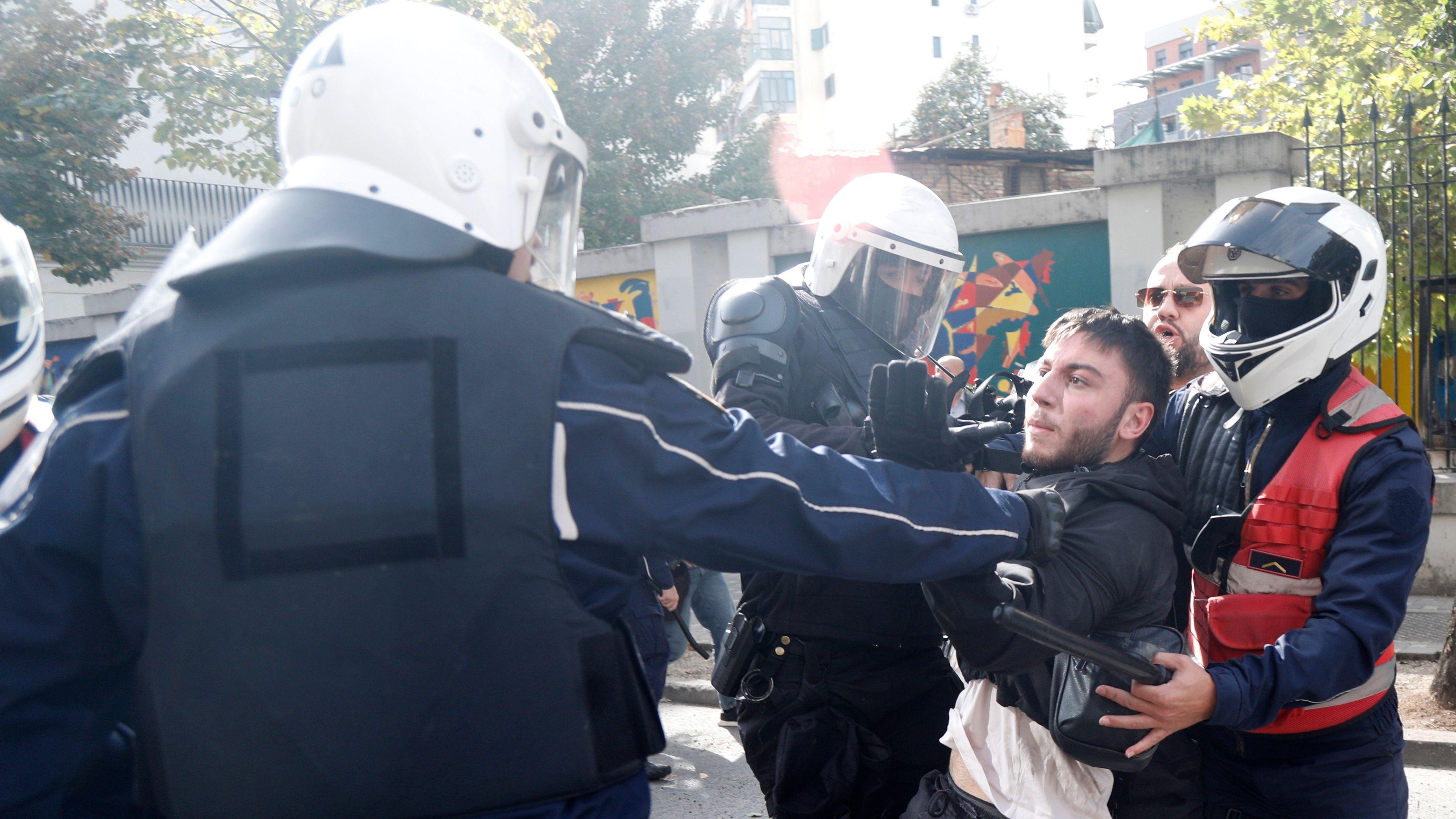 Privođenje demonstranta
