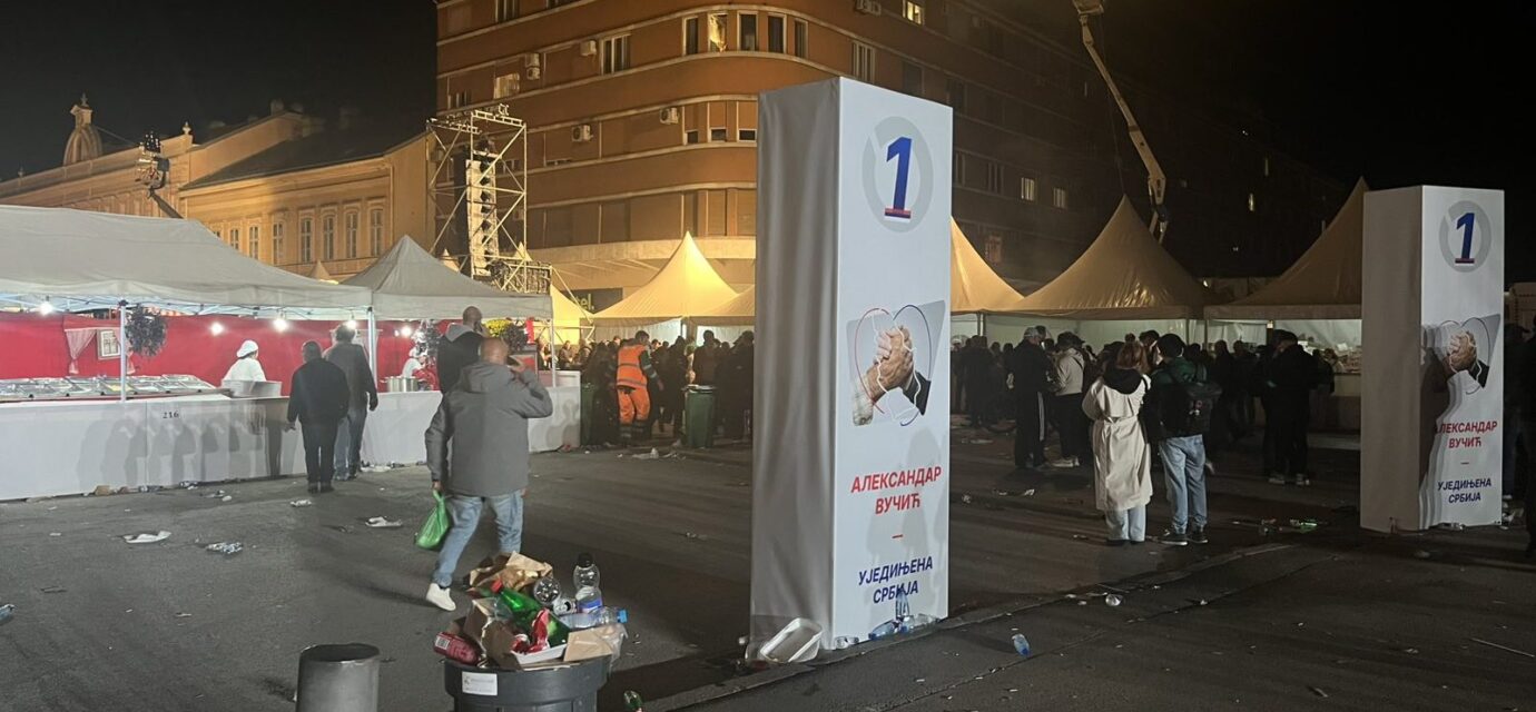 (FOTO) Smeće u centru Novog Sada nakon velikog mitinga Srpske napredne stranke 1
