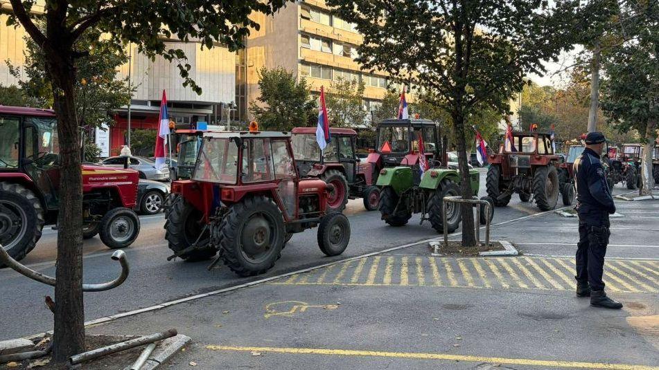 traktori u novom sadu, skup sns-a, vučićev skup u novom sadu