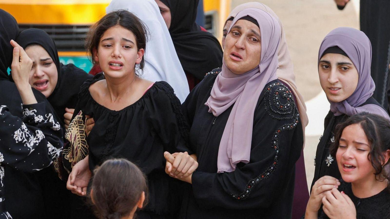 Žene i devojke tuguju tokom sahrane 16-godišnje Palestinke Loudžain Musleh na okupiranoj Zapadnoj obali u septembru 2024. godine