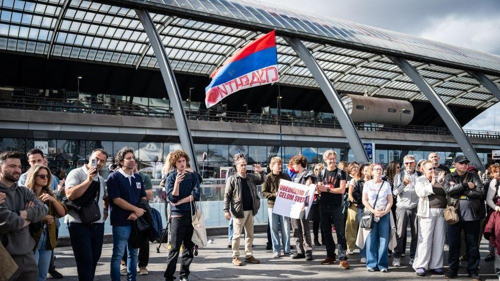 Protest u Amsterdamu srpske dijaspore zbog neotvaranja dodatnih biračkih mesta 