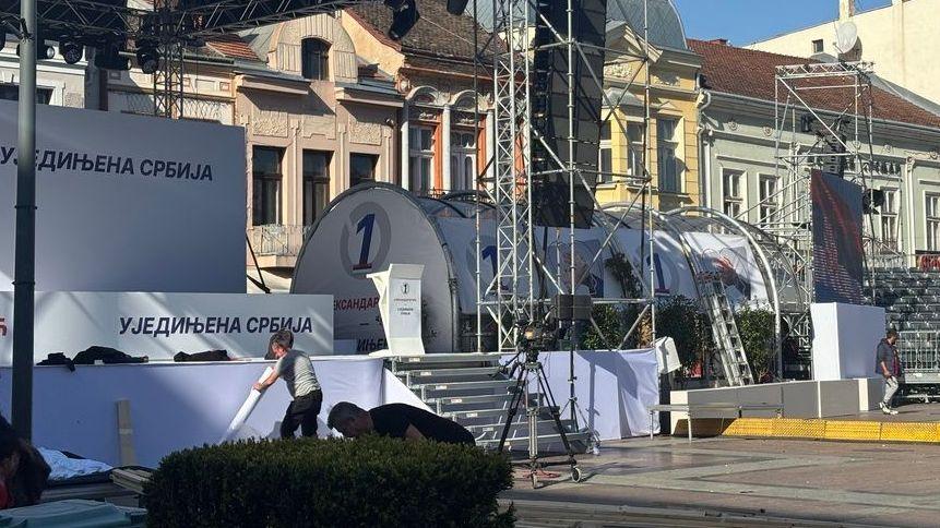 Postavljenje bine na trgu u Nišu 