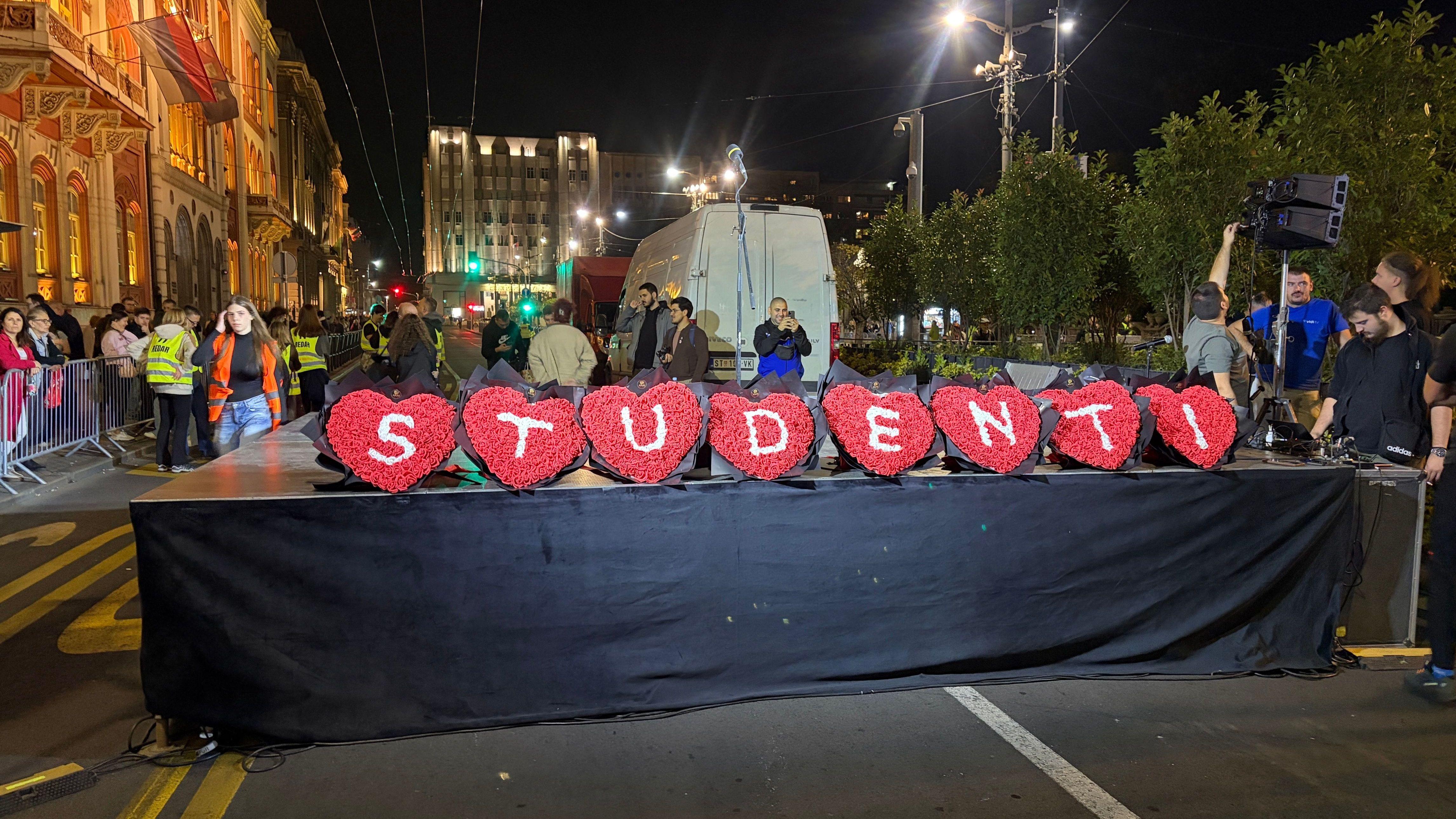 Srce sa slovima na dočeku predstavnika studentske liste