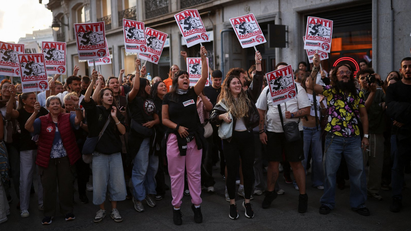 Demonstranti na ulici drže plakate antifašizma