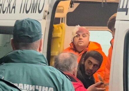 Spašeni članovi posade, ljudi sede na vratima kola hitne pomoći