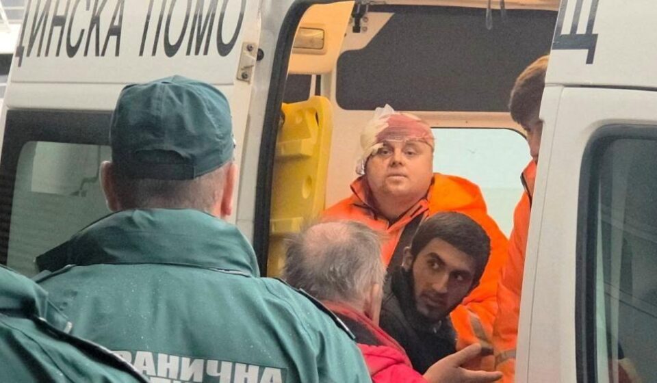 Spašeni članovi posade, ljudi sede na vratima kola hitne pomoći