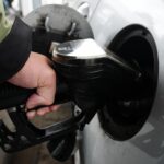 čovek sipa gorivo u auto
