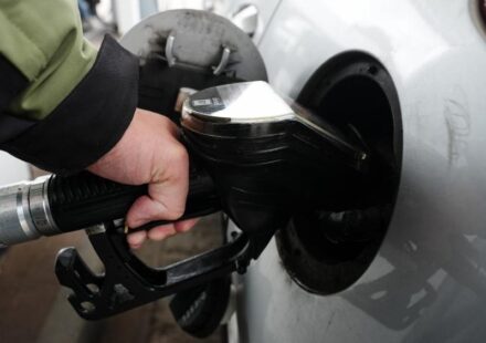 čovek sipa gorivo u auto