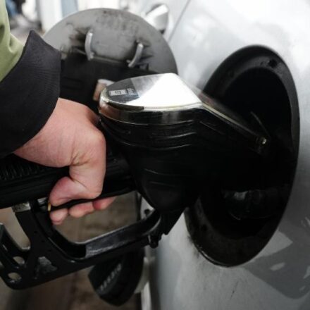 čovek sipa gorivo u auto