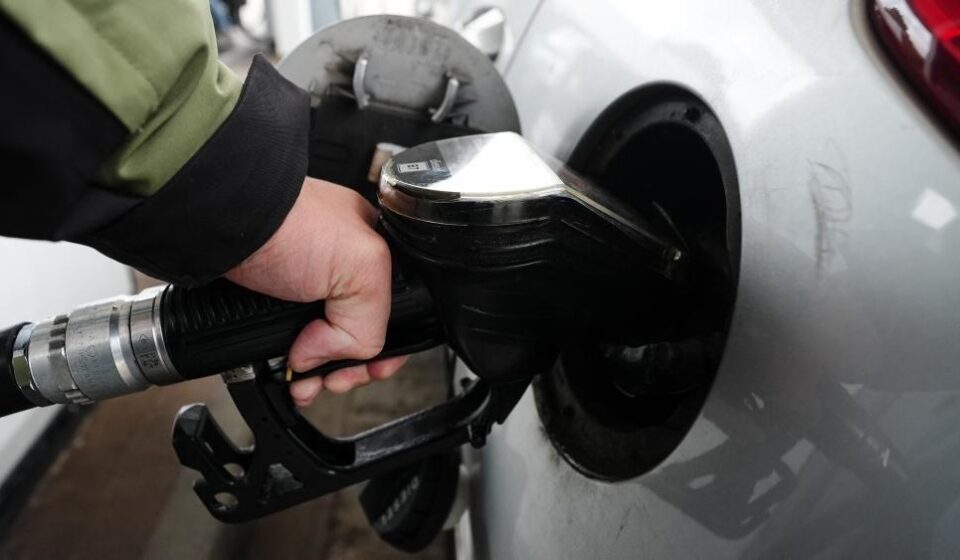 čovek sipa gorivo u auto