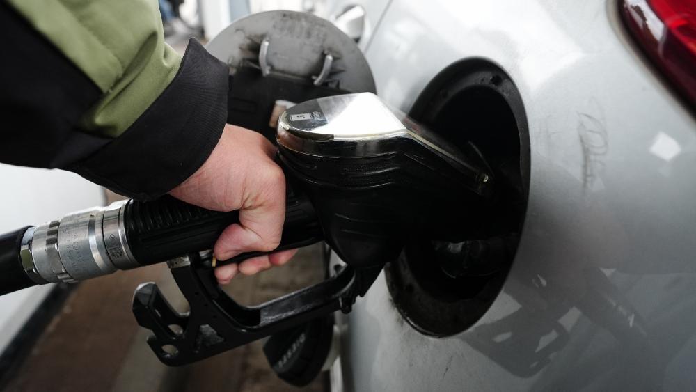čovek sipa gorivo u auto