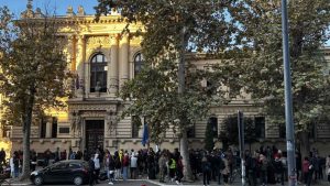 Građani se okupili ispred Valjevske gimnazije da isprate studente koji pešače za Beograd 1