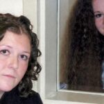 Helen Roberts je prikazana u prvom planu fotografije, a iza nje se nalazi Kris Pajk. Njih dve razdvaja stakleni prozor; obe imaju smeđu kovrdžavu kosu i smeđe oči.