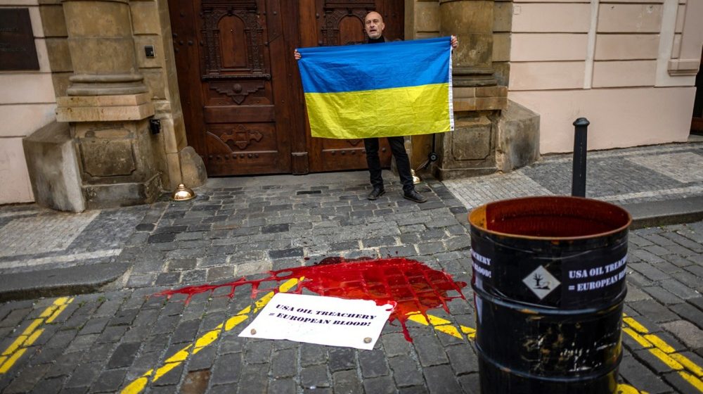 Pred ambasadom SAD u Pragu bure za naftu, simbolična lokva krvi i poruka "Tramp je izdajica" 8
