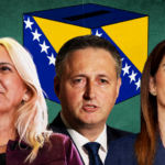 Ilustracija na kojoj su dve žene i jedan muškarac, on je u sredini, iza njih glasačka kutija sa zastavom BiH
