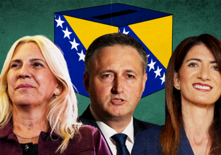 Ilustracija na kojoj su dve žene i jedan muškarac, on je u sredini, iza njih glasačka kutija sa zastavom BiH