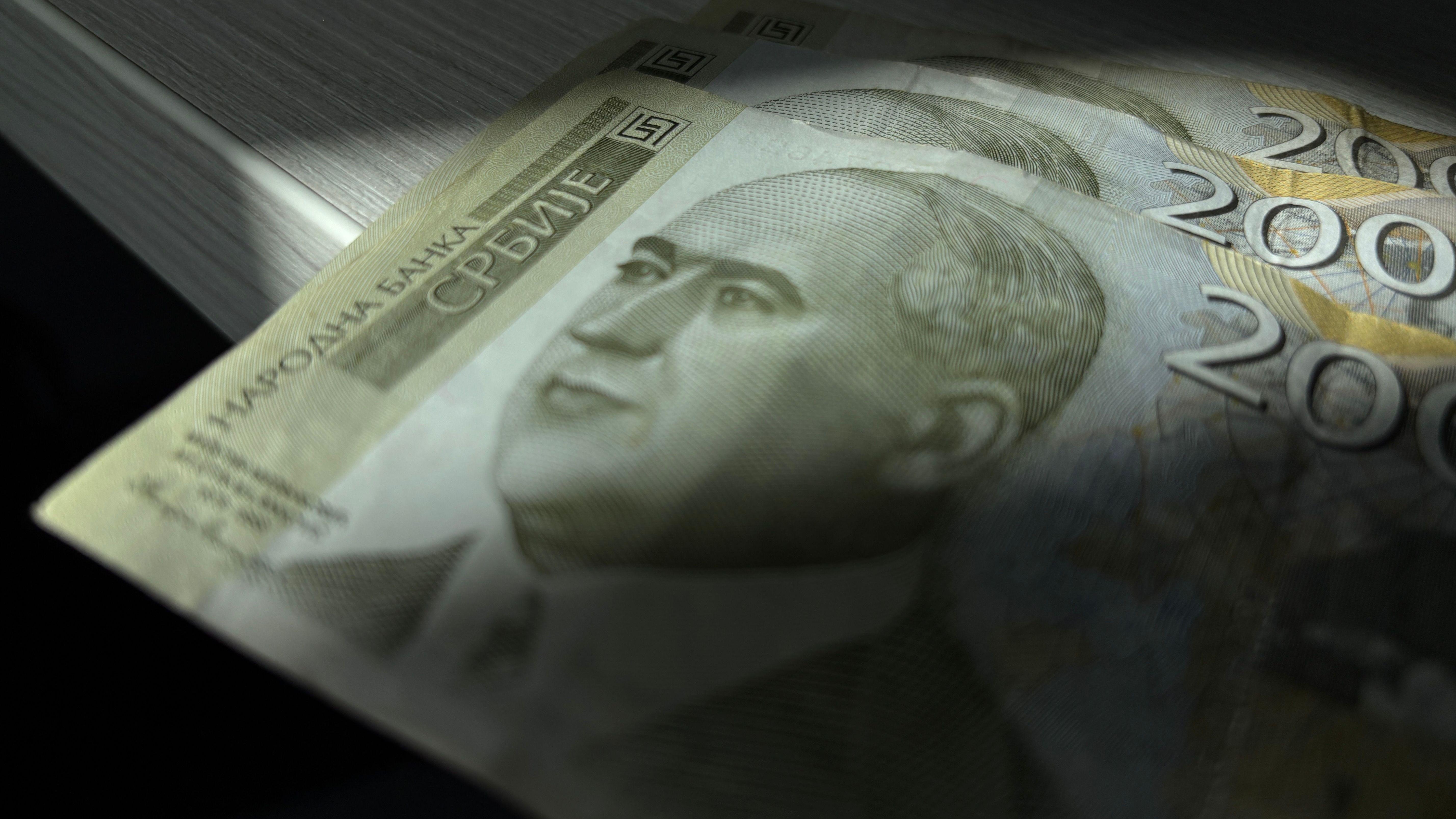 Novac, tri novčanice od po 2.000 dinara