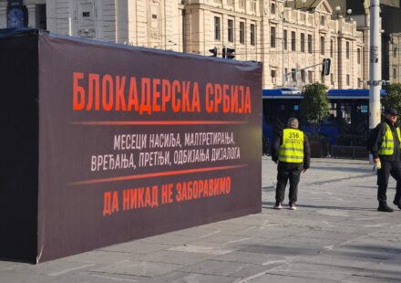Crna kutija u centru Beograda i dvojica muškaraca koji je obezbeđuju