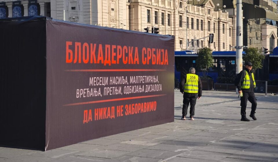 Crna kutija u centru Beograda i dvojica muškaraca koji je obezbeđuju