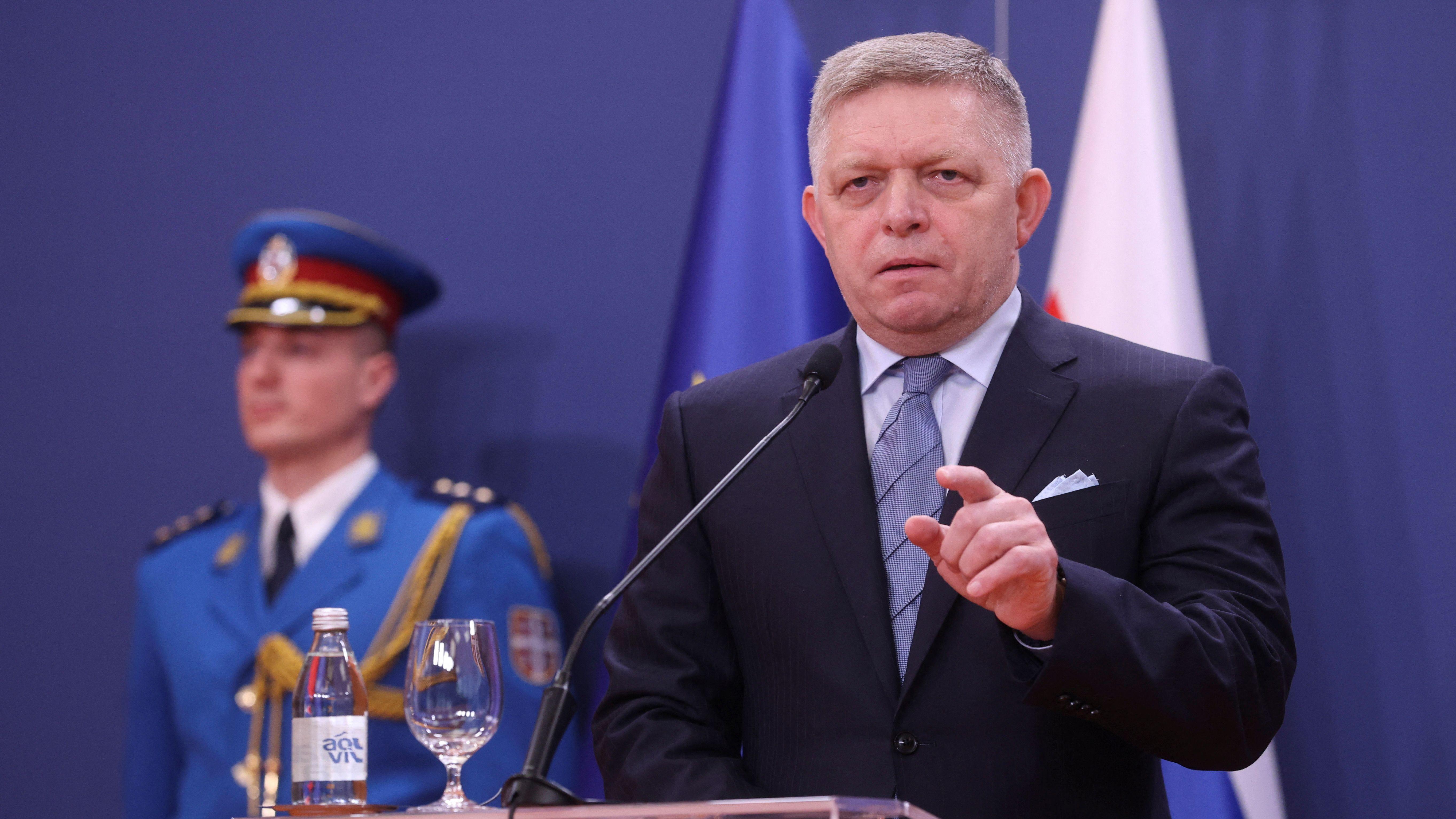 Robert Fico u odelu za govornicom, obraća se i gestikulira rukama