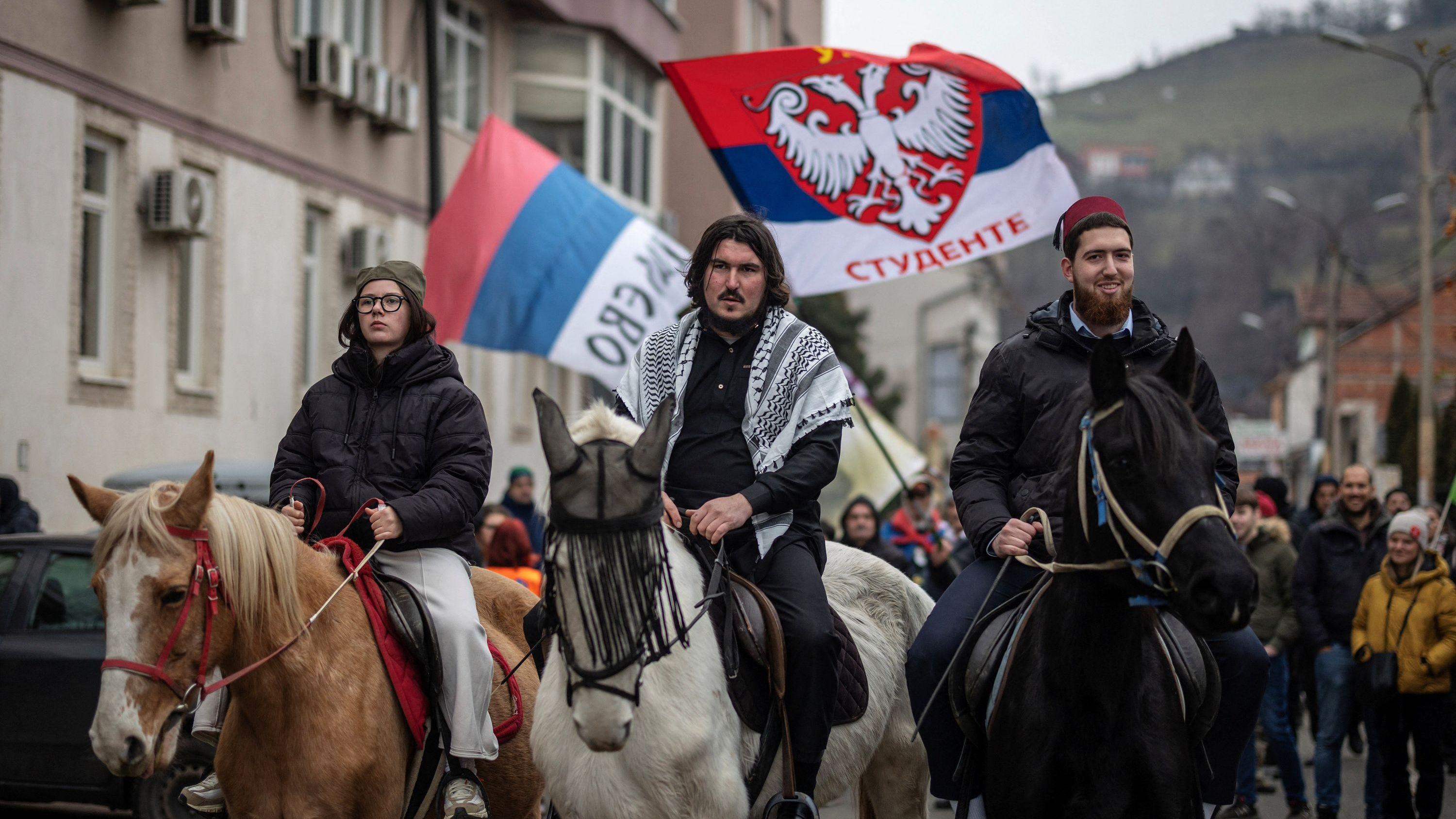 Dvojica muškaraca i devojka jašu konje
