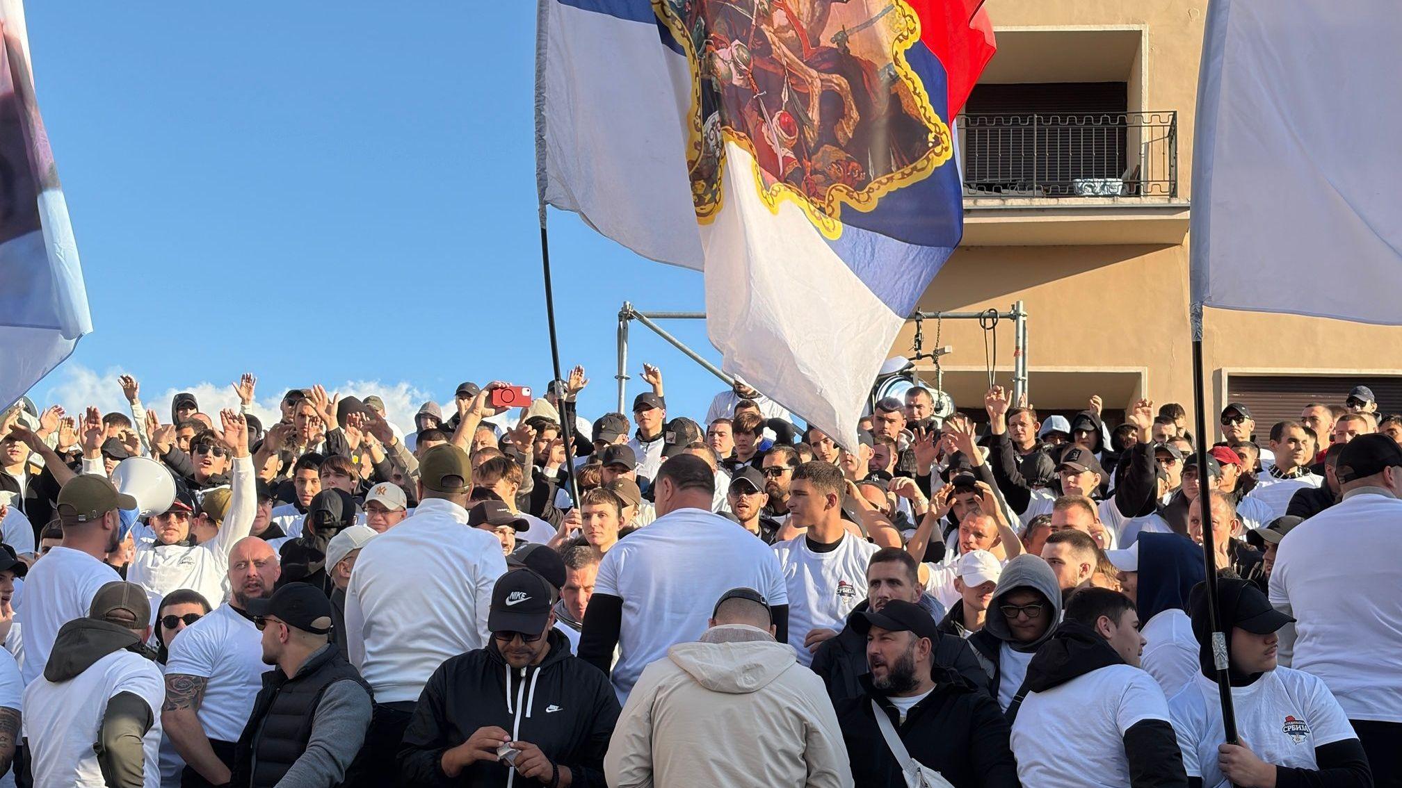 Desetine ljudi u belim majicama 