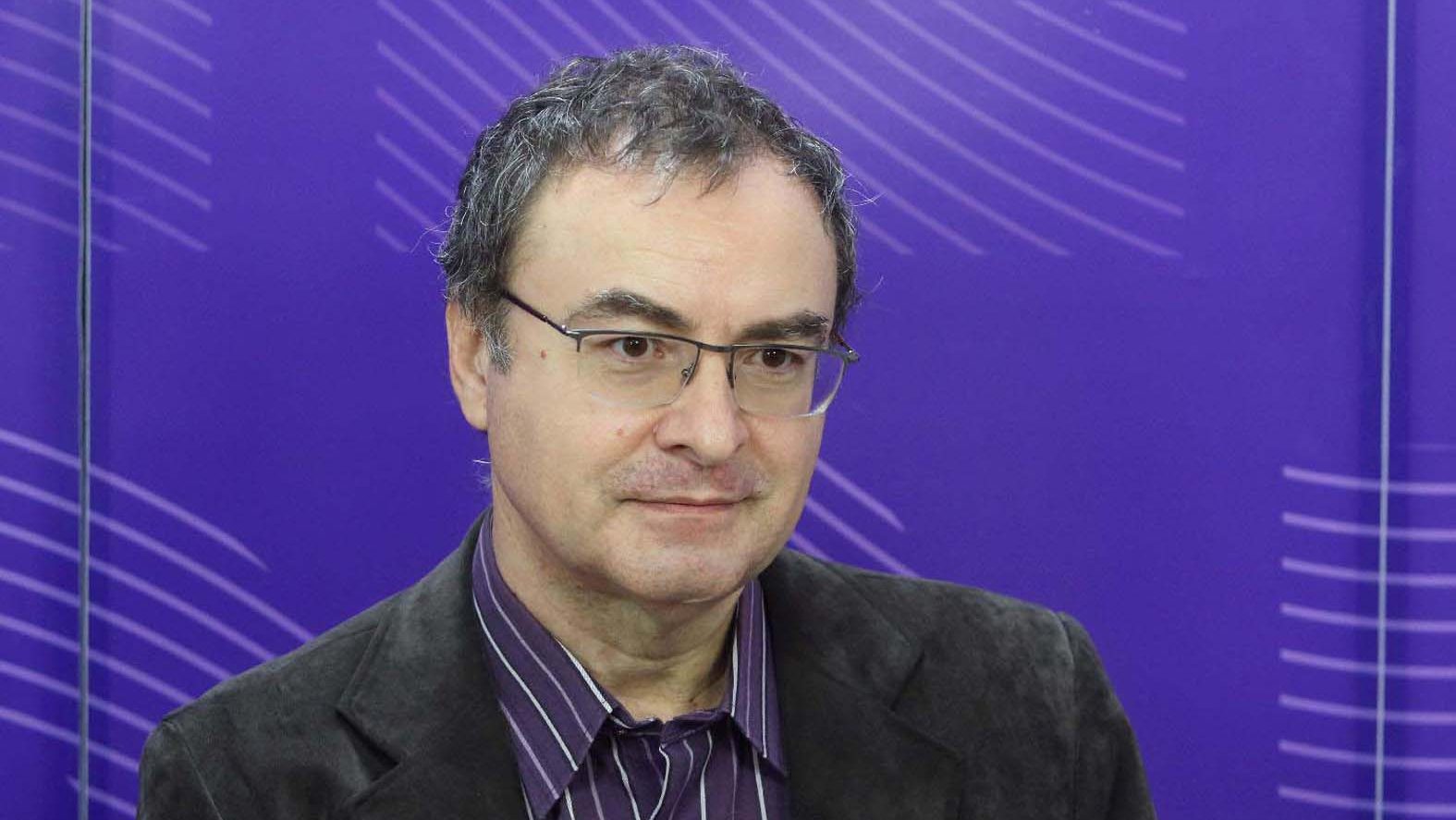 Hvali Ćacilend, govori o „momcima” koji bi se zaleteli na demonstrante i otimanju pištolja: Da li Vučić preti nasiljem pred izbore? 2