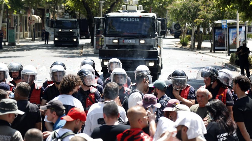 Vodeni topovi i desetine hiljada studenata: Tokom protesta u Tirani zapaljena zgrada Vlade i dve banke 6