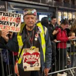 Stariji gospodin dočekuje studente u centru Beograda