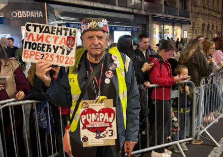 Stariji gospodin dočekuje studente u centru Beograda
