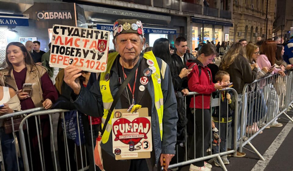 Stariji gospodin dočekuje studente u centru Beograda