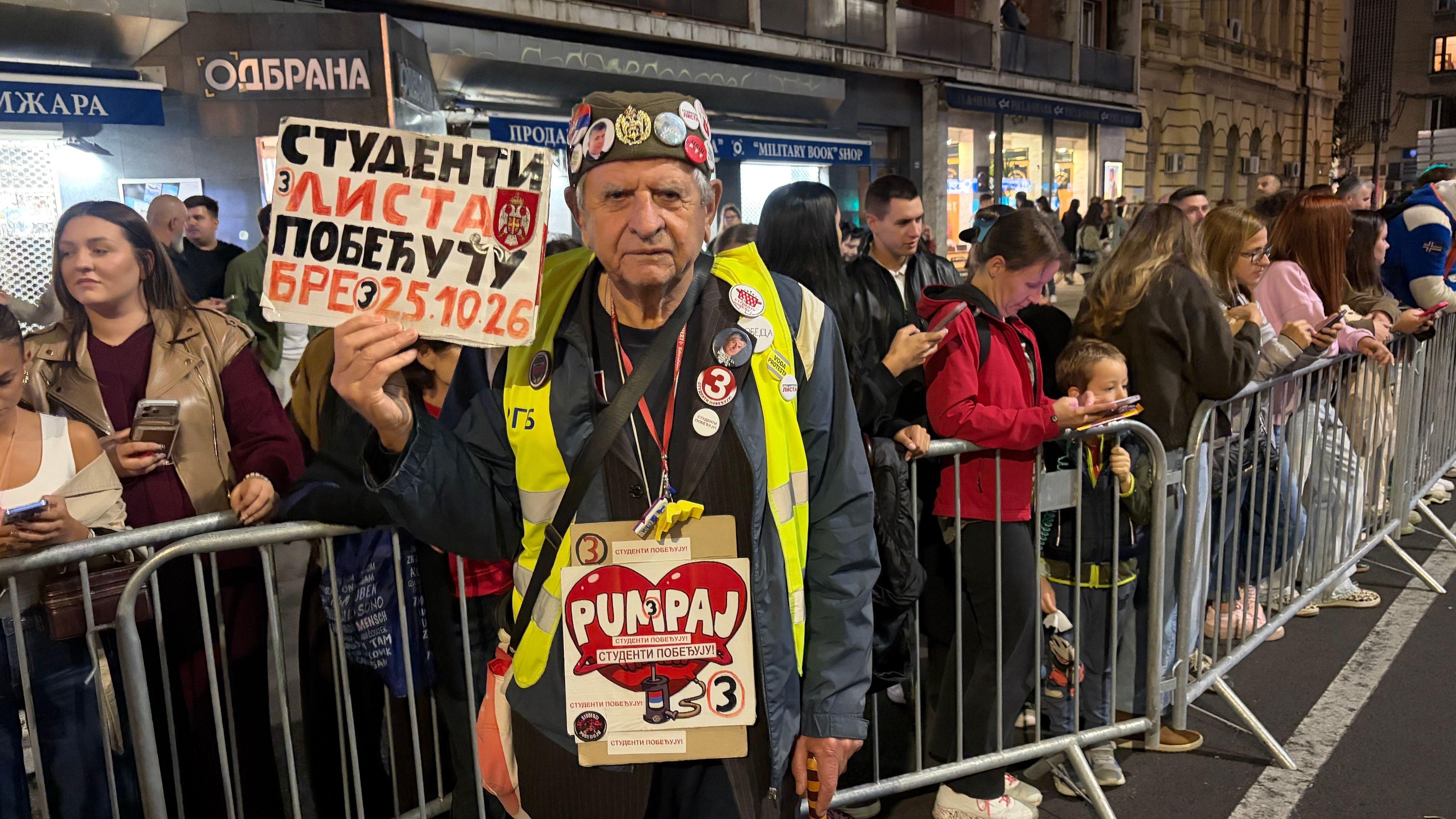 Stariji gospodin dočekuje studente u centru Beograda
