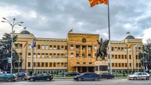 Kobila se oždrebila na ulici u Skoplju, majka i mladunče smešteni u Zoološki vrt (FOTO) 5