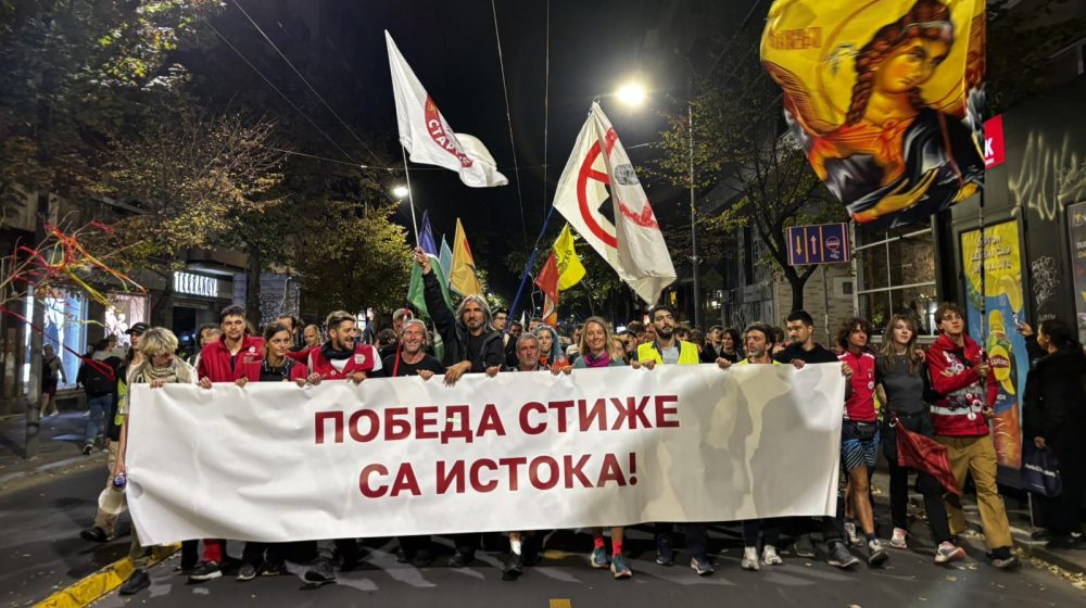 Sve tri kolone dočekane kod Rektorata: "Studenti vode bunt naroda protiv nepravde" (VIDEO, FOTO) 10