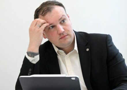 Zvinčuk se drži za glavu dok daje izjavu za agenciju AFP u aprilu 2023.