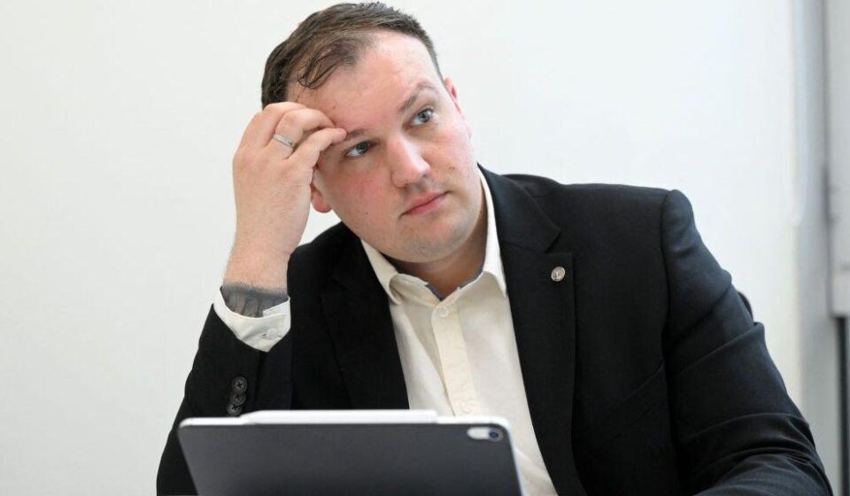 Zvinčuk se drži za glavu dok daje izjavu za agenciju AFP u aprilu 2023.